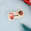 Nahaufnahme flauschiger Weihnachts-Haarspangen mit Weihnachtsmann, Schneemann und Rentier - BB-Haarclips / Beige