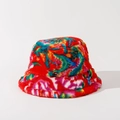 Détail de la texture en fausse fourrure tie-dye colorée sur un chapeau bob peluche - M (56-58cm) / Rouge