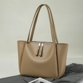Große khakifarbene Shopper-Tasche aus Kunstleder mit Doppelreißverschluss und langen Henkeln - Khaki