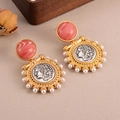 Boucles d'oreilles vintage style cour avec portrait gravé, perles et texture marbre rose - Style Marbre Rose (E4-21628B-7600)