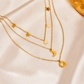 Collar dorado de tres capas con colgantes de estrella luna y sol en fondo de seda - Estilo de Triple Capa Luna Estrella Sol (I304) / Dorado
