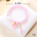 Détail du bracelet en perles de cristal rose, diamètre 6,5 cm et poids 17 g sur socle - Style Pendentif Perle Rose