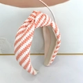 Détail du serre-tête tressé rose et blanc montrant le motif de tissage texturé en zigzag - Rayures Fines Rose & Blanc