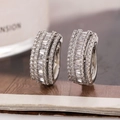 Orecchini a cerchio huggie argentati con zirconi cubici su superficie in legno - Orecchino a Cerchio Huggie con Multidatfile di Zirconi (E1302) / Argento