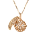 Collier plume doré avec sphère en strass transparents et pendentif aile sur blanc - Or Aile Balle Creuse (24)