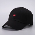 Primer plano de gorra de algodón negro con bordado detallado de corazón rojo al frente - Ajustable / Corazón Bordado Negro