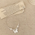 Collana a farfalla in argento elegante con perle e perline su una catena intrecciata - Collana di Perle Con Farfalla Argentata / Argento