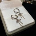 Boucles d'oreilles nœud argenté avec strass cœur dans une boîte à bijoux verte - Boucle D'oreille N° 62 - Argent