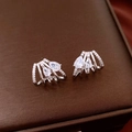 Vista macro di orecchini a goccia placcati in oro 14K con pietre di zircone - Argento (Silver Earring Post)