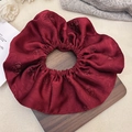 Eleganter weinroter Satin-Haargummi mit Rosenstickerei und edlem Seidenglanz im Vintage-Stil - Ancorra Rot