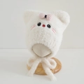 Detail der weichen Plüschmütze mit Katzenohren, rosa Schleife und Tierbestickung - 3-8 Jahre / Weiß