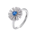 Detalle de anillo de flor plateado con gema azul central y pétalos de pavé blanco - Platino Circonita Azul
