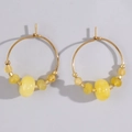 Goldene Kreolen mit gelben facettierten Perlen und zentralen Kugeln im minimalistischen Stil - Gelb