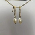 Goldene Huggie-Ohrringe mit weißer Süßwasserperle und Kristallen an einer Goldkette - Pave Hoop Perle Stil (5247207550024)