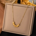 Elegante collar de titanio dorado con cinco colgantes de cuentas grabadas en cadena box - Cinco Bendiciones