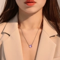 Collar corazón planeta rosa con colgante púrpura en acabado plateado en una modelo - Cuenta Redonda Morada (12120)