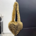 Dettaglio della borsa a tracolla in ecopelliccia a cuore con texture soffice bicolore - Colore Procione Sintetico Naturale