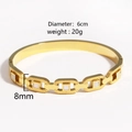 Détail d'un bracelet en titane doré 8mm avec incrustation de nacre et diamètre de 6cm - Bracelet Jonc Or avec Maillons en Nacre (Style 13)