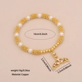 Pulsera de perlas doradas cola de pez con cuentas blancas y colgante de circonita - Cola de Pez