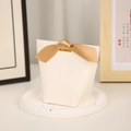 Elegante caja de regalo de papel blanco crema con un lazo de cinta de raso dorado - Blanco Pequeño (Superficie Texturizada) / Especificación Pequeña