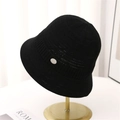 Détail de la texture d'un chapeau cloche en tricot noir avec plaque en métal argenté - M (56-58cm) / Noir