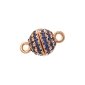 Makroaufnahme von roségoldenem Magnetverschluss mit blauen Zirkonia-Steinen besetzt - 6mm Roségold Blau Zirkonia