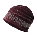 Dettaglio del berretto di lusso in velluto bordeaux con strass e inserti metallici - Regolabile / Borgogna