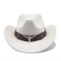 Détail d'un chapeau de cowboy blanc avec bandeau en cuir brun et ornement de longhorn - M (56-59cm) / Blanc Cassé