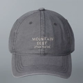 Λεπτομερές κέντημα κειμένου Mountain Best και συντεταγμένων σε σκούρο γκρι καπέλο - M (56-58cm) / σκούρο γκρι