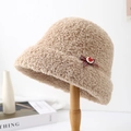 Dettaglio cappello pescatore in lana beige con fiocco scozzese e bottone a cuore - Cachi