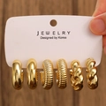 Dettaglio di tre paia di orecchini a cerchio dorati con texture miste su cartoncino - Oro 14K UV (Texturizzato)