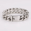Dettaglio macro del bracciale a catena cubana argento con chiusura lucida su bianco - Color Acciaio