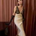 Elegante abito sottoveste in raso crema con scollo a V profondo e pizzo nero fine - S / Albicocca
