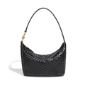 Elegante borsa hobo in pelle intrecciata nera con nodo in metallo dorato e tracolla sottile - Nero