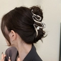 Pinza para el pelo grande de metal plateado en forma de S con perla en modelo - Estilo Onda Plateado (11CM)