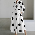Dettaglio di un abito bianco a maniche lunghe con pois neri e scollatura a V - Bianco a Pois Neri