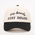 Dettaglio ravvicinato del ricamo STAY ROWDY su un cappellino bicolore bianco e nero - Taglia unica / Crema/Nero