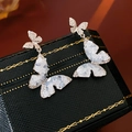 Detailaufnahme der Schmetterling-Kristall-Ohrhänger auf einer Luxus-Schmuckschatulle - S925 Sterling Silber Nadel/Zirkon/Kristall / Hellblau (Silberne Basis)
