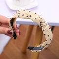 Dettaglio del cerchietto beige a pois con nodo e fodera interna nera antiscivolo - Giallo beige a pois neri annodato