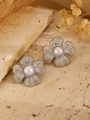 Orecchini a fiore in argento con perla centrale e petali testurizzati su pietra - Stile Fiore d'Argento (Perla Artificiale) (N-513)