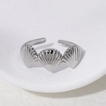 Minimalistischer offener Muschelring aus Edelstahl in Silber mit poliertem Finish - Verstellbar / Stahlfarbe