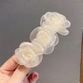 Elegante molletta per capelli in organza bianco crema con rose in primo piano - Clip a molla / Camelia Champagne Stile Maglia