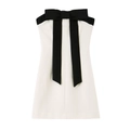 Elegante abito a fascia bianco con un grande fiocco nero decorativo vista in piano - XS / Bianco Sporco