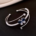 Silberner dreilagiger Armreif mit blau-weißen Zirkonia-Schmetterlingen im Edel-Design - Silber Blauer Schmetterling