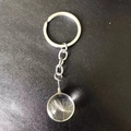 Dettaglio di un portachiavi a sfera in vetro con veri semi di dente di leone - Tarassaco Sfera