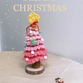 Mini sapin de Noël en crochet rose fait main sur socle bois avec décor festif - Produit Fini au Crochet à la Main / Rose