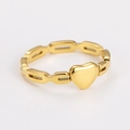 Dettaglio macro dell'anello a catena dorato con cuore 3D lucido nella parte centrale - US 6 / Oro