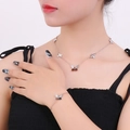 Nahaufnahme eines silbernen Schmetterlings-Halsketten- und Armband-Sets an einem Model - Silber (KS201279-KLX)