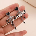 Boucles d'oreilles argentées avec cœur noir et pompon nœud en cristal à la main - Noir
