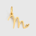 Pendentif lettre M en acier titane doré poli avec un petit détail de cœur - M